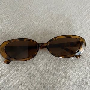 Oval vintage style sunglasses